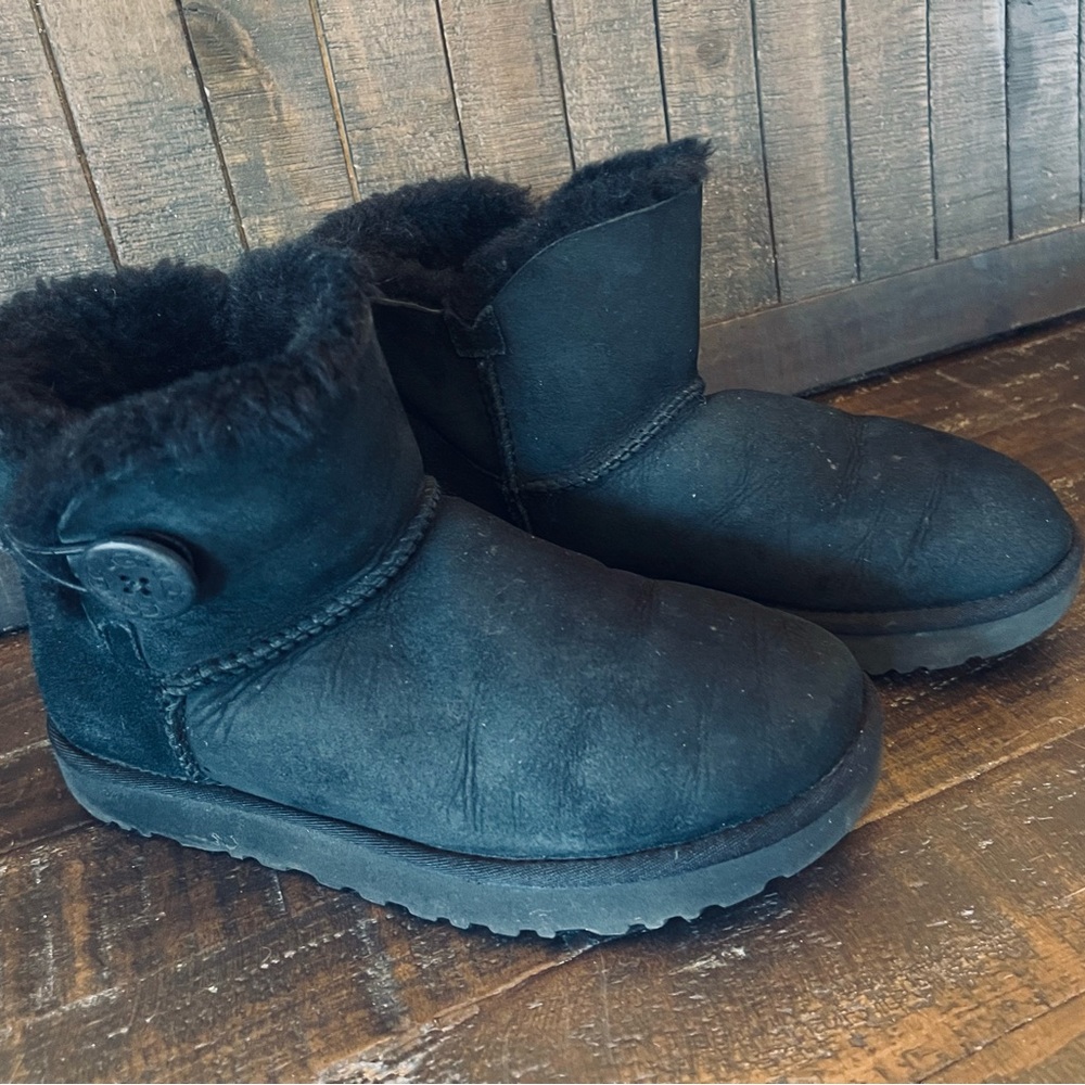 Ugg black mini Bailey button boot!  Size 8! Still have lots of wear left in them